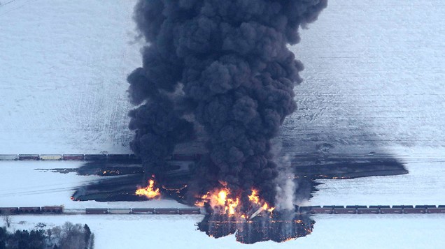 Nuvem de fumaça se formou sobre o local onde um trem sofreu descarrilamento perto Casselton, Dakota do Norte, Estados Unidos