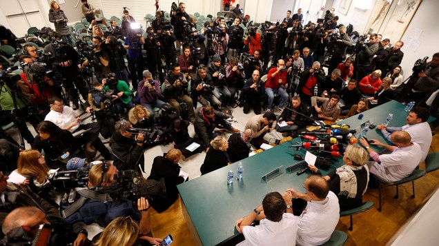 Jornalistas cercam os médicos responsáveis pelo tratamento de Michael Schumacher durante uma entrevista coletiva no hospital de Grenoble, onde o heptacampeão de Fórmula 1 segue internado 