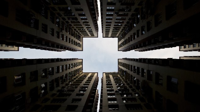 Blocos de apartamentos formam um padrão simétrico em Hong Kong