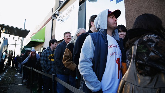 Dezenas de pessoas formaram fila para comprar maconha em  no Colorado após aprovação para a venda legal da droga para uso recreativo. Na imagem, uma fila na cidade de Edgewater