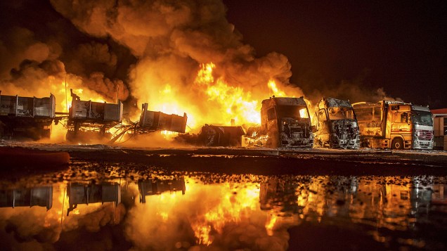 Frota de caminhões destruídas por um incêndio nas instalações de uma empresa em Huenfeld, na Alemanha