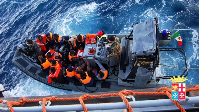 Imagem fornecida pela Marinha italiana mostra alguns dos 233 imigrantes ilegais sendo resgatados pela Marinha a cerca de 80 quilômetros ao sul da ilha Lampedusa, na Itália