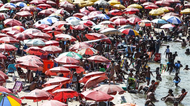 Milhares de pessoas são vistas no Piscinão de Ramos durante dia de forte calor, no Rio de Janeiro