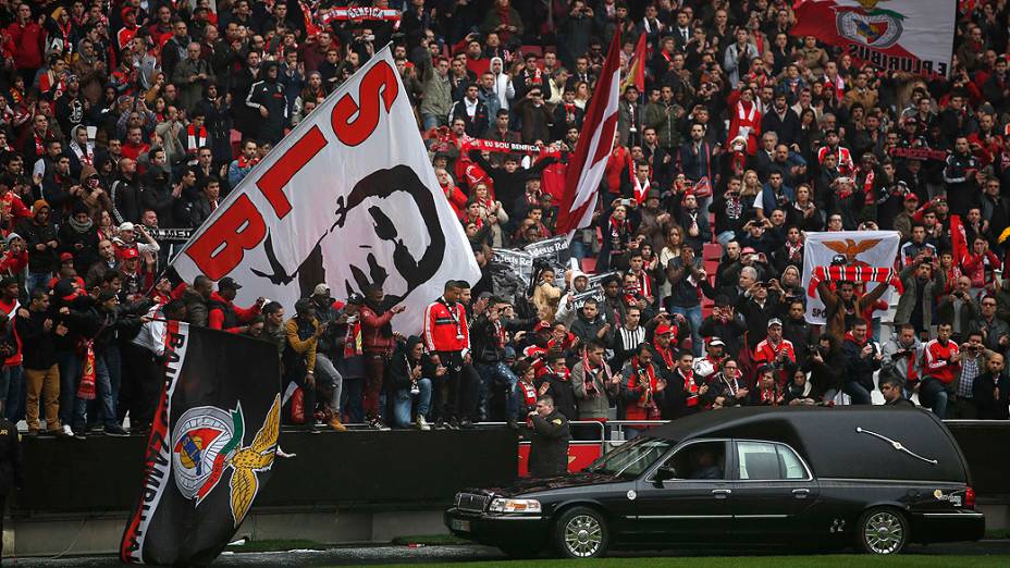 Torcedores do Benfica prestam homenagem a Eusébio no estádio da Luz, em Lisboa, nesta segunda-feira (06)