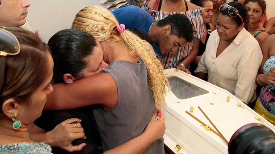 Comoção marca velório da menina que morreu após ser queimada em ônibus. Centenas de pessoas estão levando os sentimentos à família da menina Ana Clara, que morreu na manhã desta segunda-feira (6), no Hospital Juvêncio Matos, em São Luís