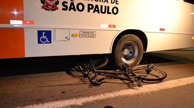 Ciclista morre após ficar prensado entre um micro ônibus e uma carreta na Avenida Eliseu de Almeida, na região da Vila Sônia, na zona oeste de São Paulo (SP)