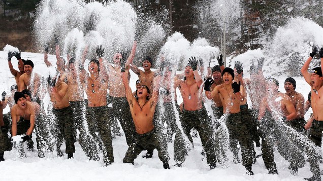 Soldados sul-coreanos participam de exercício militar de resistência de inverno em Pyeongchang, na Coreia do Sul, nesta quarta-feira (08)