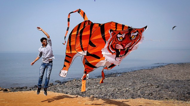Uma pipa em forma de tigre voa durante o Festival Internacional de Pipas em Mumbai, na Índia, nesta quarta-feira (08)
