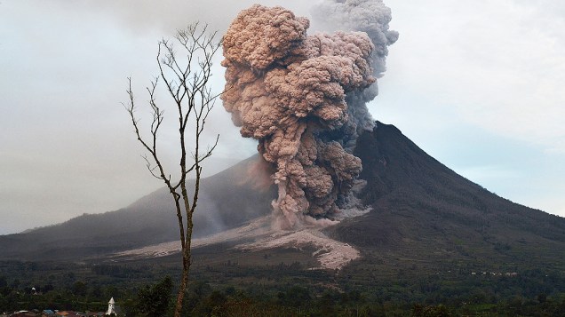 O vulcão Sinabung, na Indonésia, expele cinzas e lava, na manhã desta quarta-feira (8)