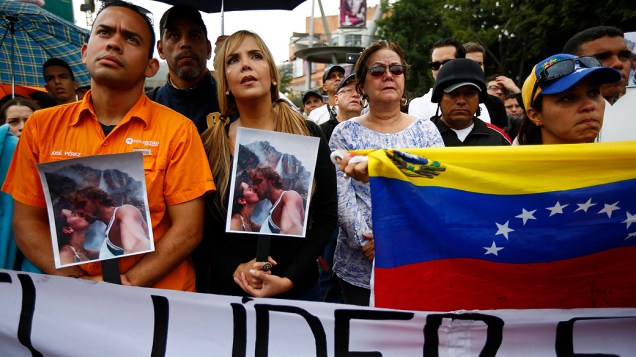 Manifestantes fazem protesto contra o assassinato da atriz e Miss Venezuela 2004, Monica Spear. Ela e o marido foram mortos a tiros na frente da filha depois de reagirem a um assalto