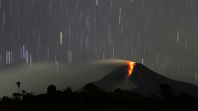 Imagem imagem mostra vulcão ativo Sinabung, em Karo, no norte da Sumatra. As autoridades evacuaram cerca de 20 mil moradores que vivem à 5 km do vulcão, na Indonésia