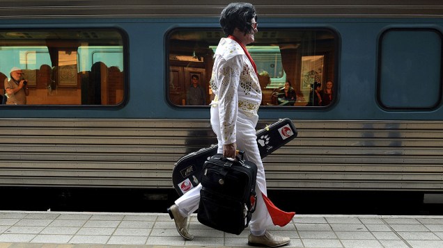 Um fã de Elvis Presley caminha em estação de trem de Sydney, na Austrália, nesta quinta-feira (09), onde irá embarcar no trem Elvis Express, em direção ao Festival Parkes Elvis