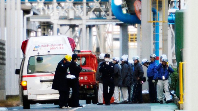 Policiais investigam uma explosão em indústria química em Yokkaichi, no Japão, que deixou cinco mortos e 12 feridos nesta quinta-feira (09)