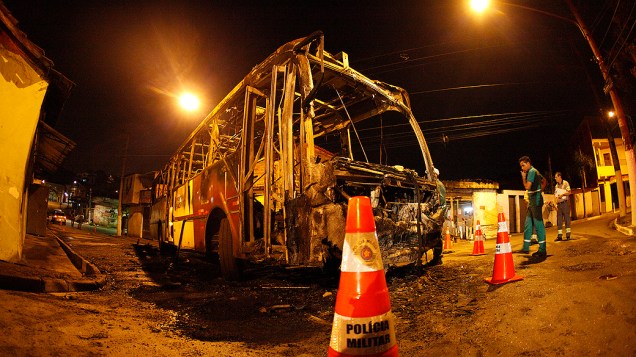 Pelo menos cinco ônibus foram queimados em São Paulo entre a noite de domingo e a manhã desta segunda-feira (13)