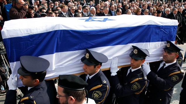 Guardas do Parlamento israelense carregam o caixão do ex-primeiro-ministro Ariel Sharon durante funeral em Jerusalém