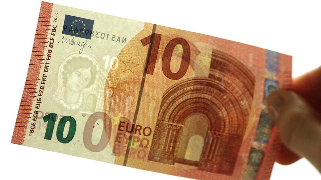 Nova nota de 10 euros é apresentada no banco nacional da Áustria, em Viena, nesta segunda-feira (13)