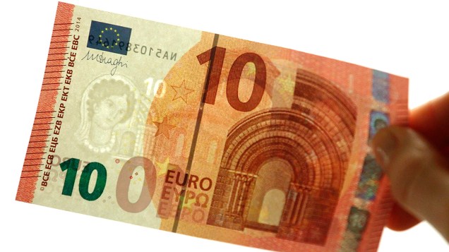 Nova nota de 10 euros é apresentada no banco nacional da Áustria, em Viena, nesta segunda-feira (13)<br> 