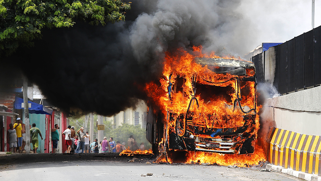 Ônibus incendiado após execução de 12 pessoas em Campinas