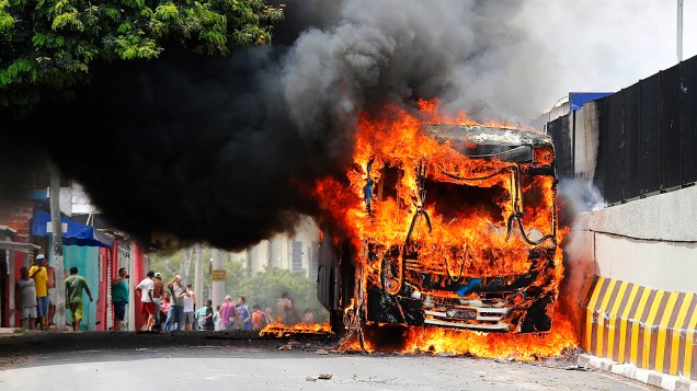 Ônibus incendiado após execução de 12 pessoas em Campinas