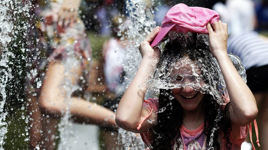 Jovem tenta se refrescar durante o terceiro dia do Aberto de tênis da Austrália, em Melbourne