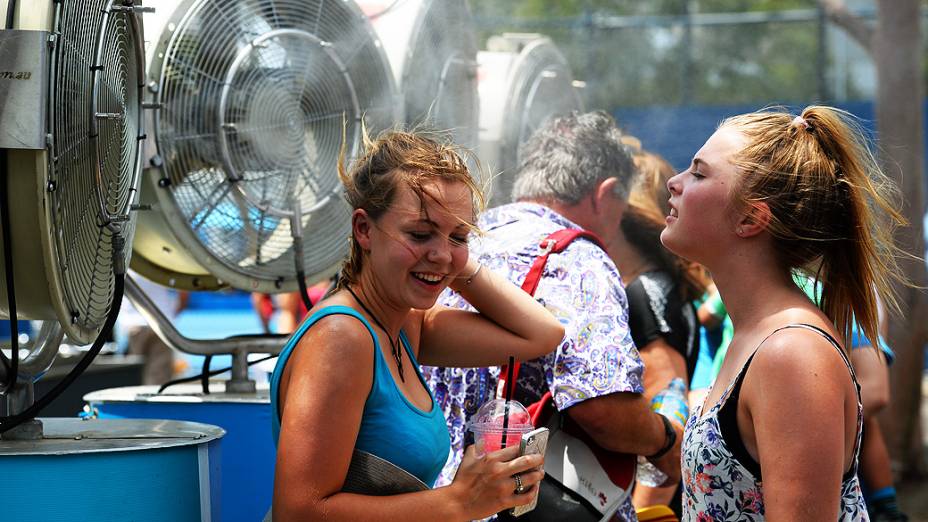 Jovens se refrescam durante o terceiro dia do Aberto de tênis da Austrália, em Melbourne