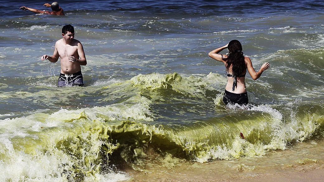 Movimentação de banhistas na praia de Ipanema, no Rio de Janeiro (RJ), na manhã desta quarta-feira (15). Uma espuma de cor esverdeada cobria um trecho da praia hoje pela manhã pegando banhistas de surpresa. Segundo o oceanógrafo David Zee, o fenômeno está ligado à proliferação de algas, o que, segundo ele, é comum nesta época do ano