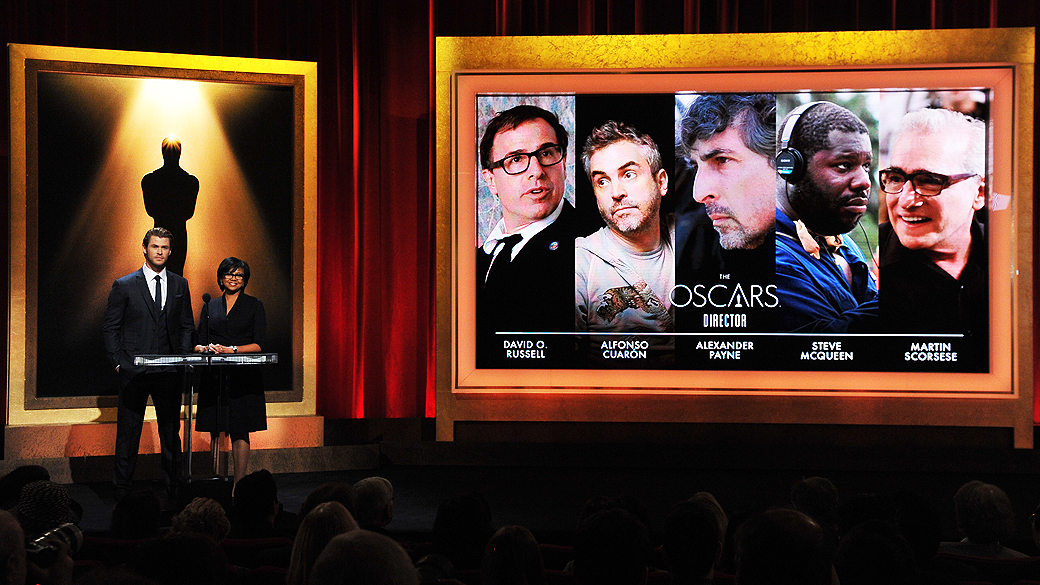 O ator Chris Hemsworth e a presidente da Academia de Hollywood, Cheryl Boone Isaacs, anunciam os indicados ao Oscar 2014