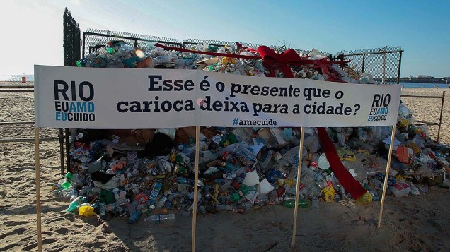 Ação da Comlurb mostra como fica a praia de Copacabana sem a realização do trabalho de limpeza. Os resíduos coletados durante a noite do dia 20 e madrugada de hoje ficaram expostos para mostrar quanto lixo é jogado de maneira incorreta, alertando o que aconteceria se os garis não limpassem 