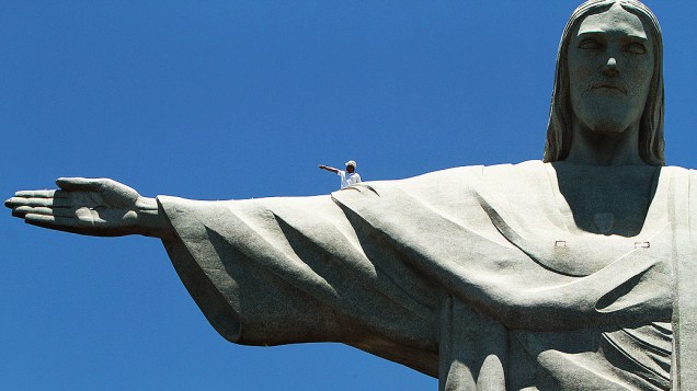 Funcionários fazem reparos na mão direita da estátua do Cristo Redentor, na zona sul do Rio de Janeiro, que foi atingida por raios que caíram durante a tempestade da última quinta-feira, dia 16