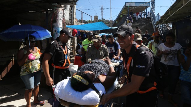 No Rio de Janeiro, mulher é socorrida na Estação da Mangueira após caos no transporte causado pelo descarrilhamento de um trem