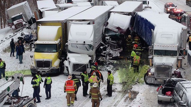 O excesso de gelo na pista provocou um engavetamento entre caminhões e carros em uma rodovia perto da cidade de Michigan City, no estado de Indiana