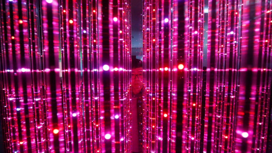 Homem em uma instalação com 40 mil luzes de led no showroon da Samsung, em Seul. A Empresa registrou a primeira queda no lucro trimestral dos últimos dois anos