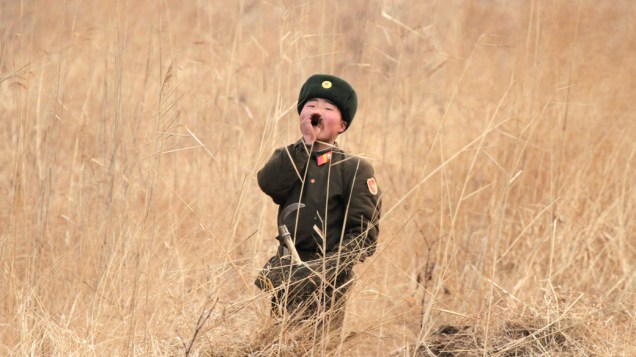Soldado norte-coreano é visto perto da fronteira com a China, na cidade de Sinuiju