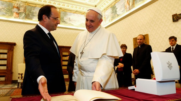 Papa Francisco troca presentes com o presidente francês, François Hollande, durante audiência privada no Vaticano