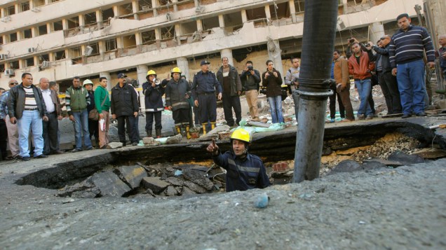 Pelo menos três explosões separadas deixaram pelo menos 5 mortos e 15 feridos no Cairo, capital do Egito Pelo menos três explosões separadas deixaram pelo menos 5 mortos e 15 feridos no Cairo, capital do Egito