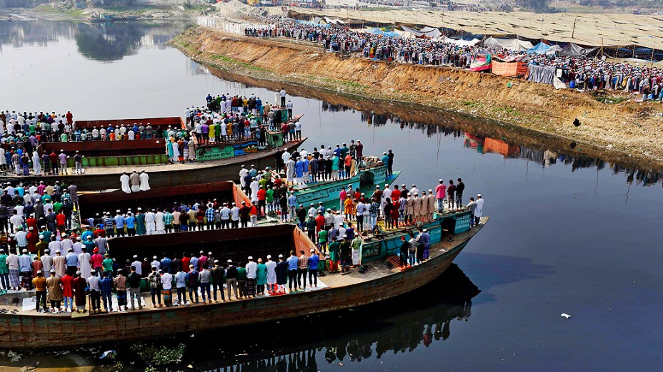 Devotos fazem uma oração, nesta sexta-feira (24), durante o Biswa Ijtema em Dhaka, Bangladesh