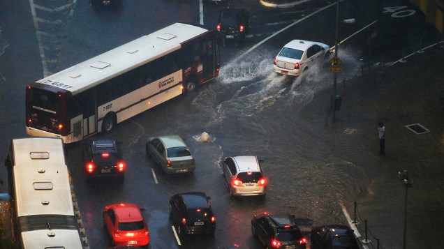 Ponto de alagamento na Avenida Nove de Julho, nas imediações da Praça da Bandeira, sentido centro, durante forte chuva que atinge a capital paulista no fim da tarde desta sexta-feira (24) Ponto de alagamento na Avenida Nove de Julho, nas imediações da Praça da Bandeira, sentido centro, durante forte chuva que atinge a capital paulista no fim da tarde desta sexta-feira (24)