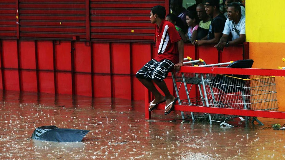 Alagamento na Avenida Presidente Médice no bairro Jardim Aliança, em Osasco (SP), nesta sexta-feira (24)