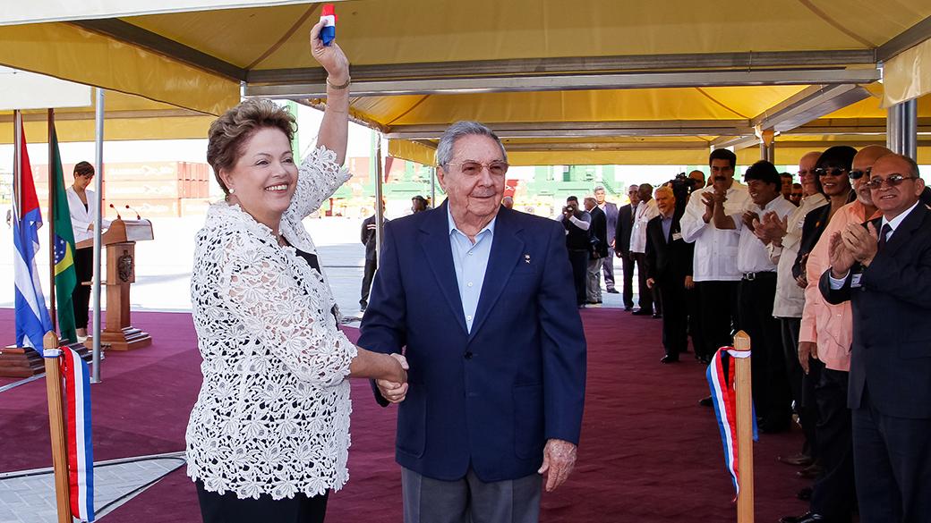Generosidade sem fim: Dilma Rousseff e Raúl Castro, durante a inauguração do Porto de Mariel