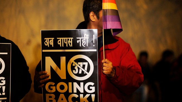Ativista dos direitos dos homossexuais segura um cartaz durante protesto contra a decisão da Suprema Corte que criminaliza a homossexualidade, em Nova Delhi, Índia
