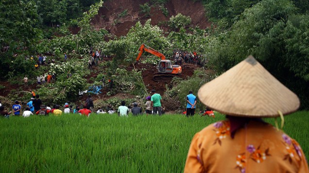 Deslizamento deixa 5 mortos e 14 desaparecidos em Java, na Indonésia, nesta terça-feira (28)