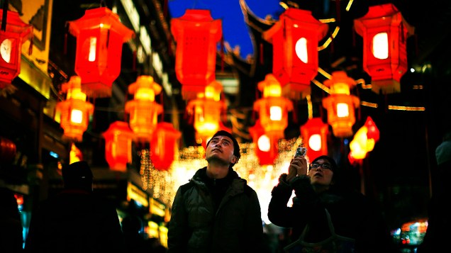 Casal admira lanternas chinesas em Yuyuan Garden, no centro de Xangai, que foram feitas em comemoração ao Ano Novo Chinês, que acontece em 31 de janeiro 