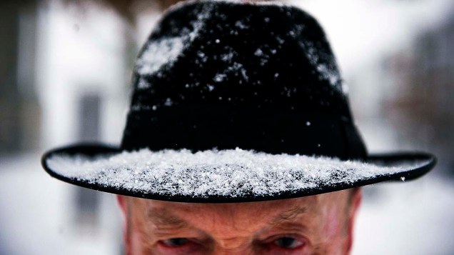 Neve cobre chapéu de alemão durante a manhã desta terça-feira (28)