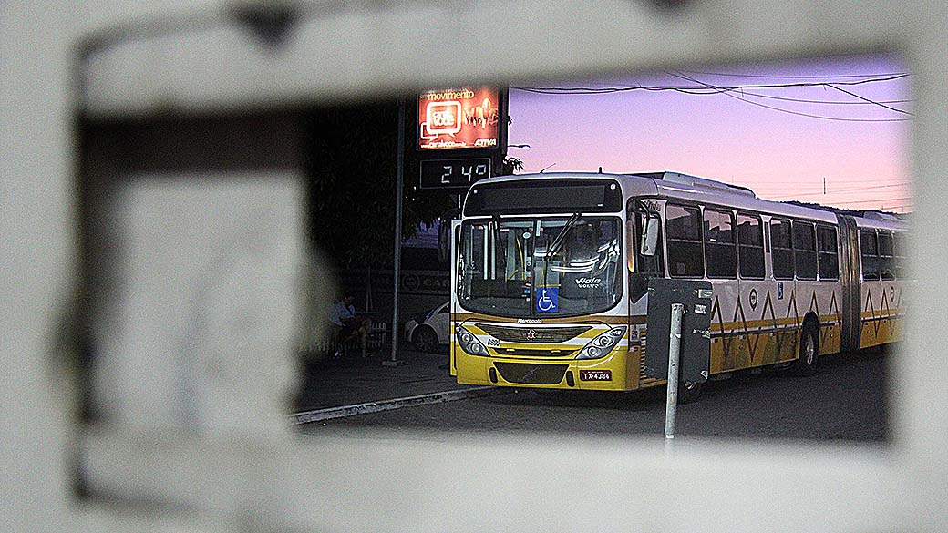 Ônibus parado durante greve dos rodoviários em frente à garagem da empresa de ônibus Carris em Porto Alegre