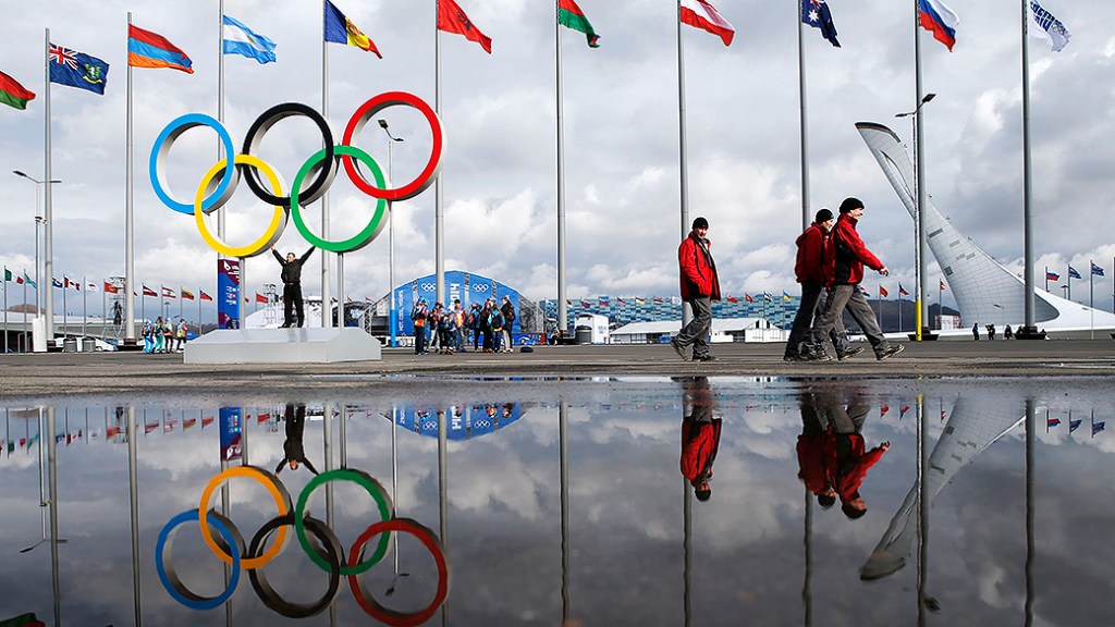 Homens caminham nos arredores do Parque Olímpico de Sochi na Rússia, às vésperas do início do Jogos Olímpicos de Inverno. A cerimônia de abertura ocorre no dia sete de fevereiro