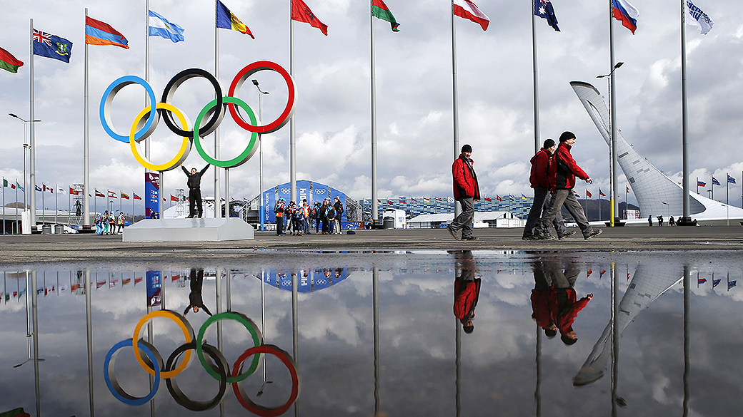 Homens caminham nos arredores do Parque Olímpico de Sochi na Rússia, às vésperas do início do Jogos Olímpicos de Inverno. A cerimônia de abertura ocorre no dia sete de fevereiro