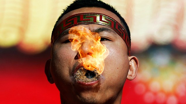 Homem faz apresentação em comemoração ao Ano-Novo Chinês no parque Ditan , em Pequim, na China