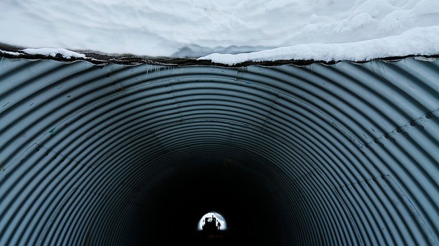 Veículo atravessa um túnel sob o curso da prova de Downhill olímpico no resort alpino de Rosa Khutor perto de Sochi, na Rússia