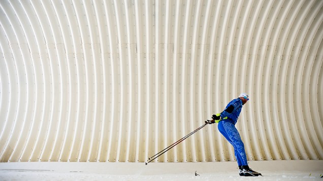 Atleta participa de uma sessão de treinamento de cross-country antes do início dos Jogos Olímpicos de Inverno, em Sochi, na Rússia