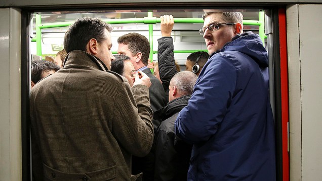 Passageiros enfrentaram caos e vagões lotados durante greve dos trabalhadores do metrô de Londres, em protesto aos planos do governo de cortar postos de trabalho e fechar bilheterias